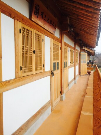 Imagen de los interiores del Hotel Gyeongju Ran Hanok. Foto 37