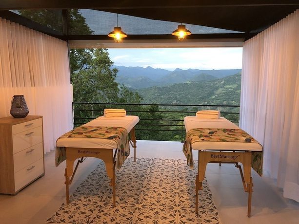 Imagen de la piscina del Hotel Gyrola Birding Boutique and Spa. Foto 17