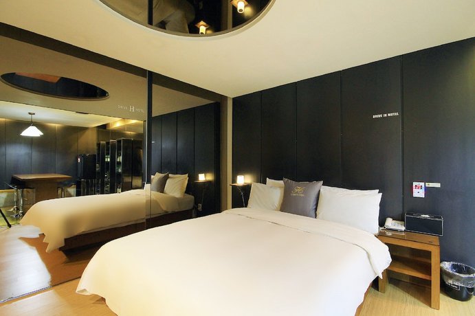 Imagen de la habitación del Hotel H Drive. Foto 16