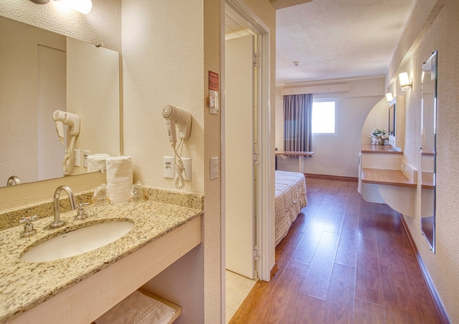 Imagen de la habitación del Hotel H+. Foto 17