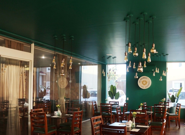 Imagen del bar/restaurante del Hotel H+. Foto 2