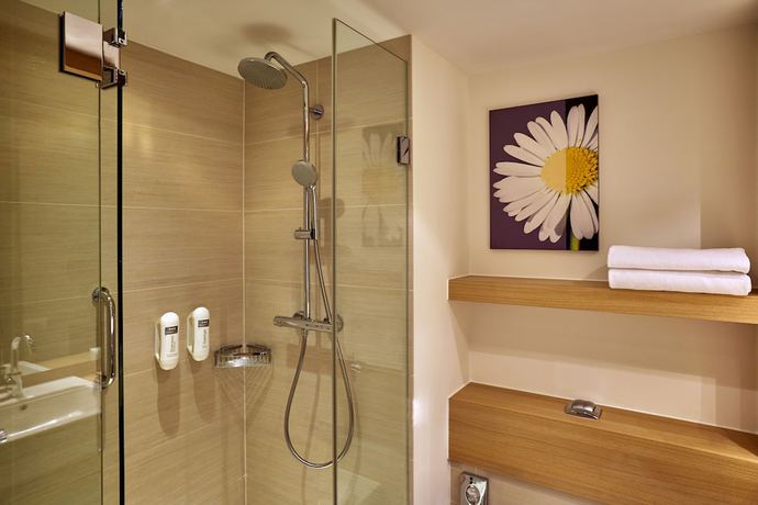 Imagen de la habitación del Hotel H+ Hotel Zurich. Foto 10