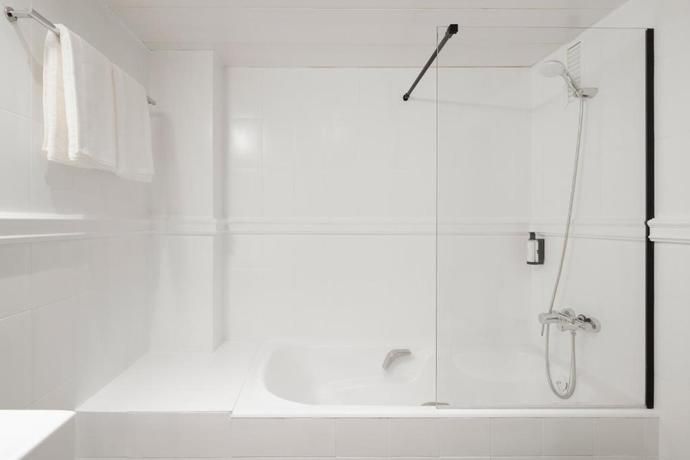 Imagen de la habitación del Hotel H Regas. Foto 8