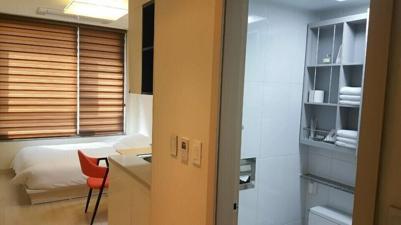 Imagen de la habitación del Hotel H Stay. Foto 16