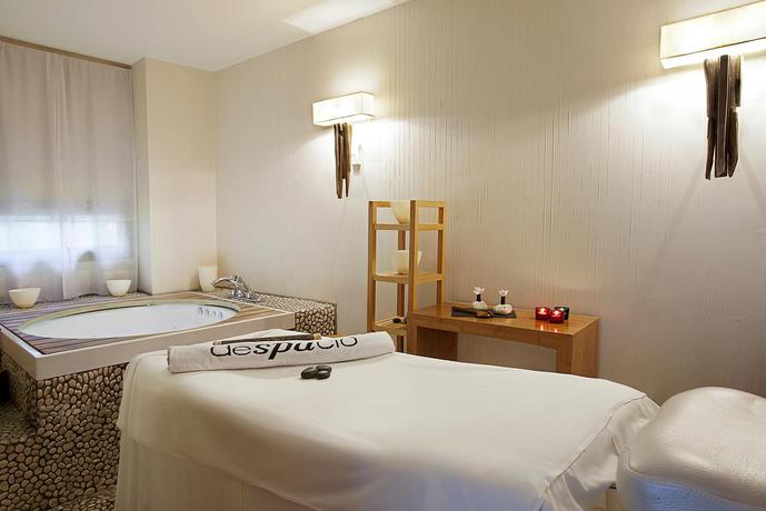 Imagen de los interiores del Hotel H10 Casanova. Foto 9