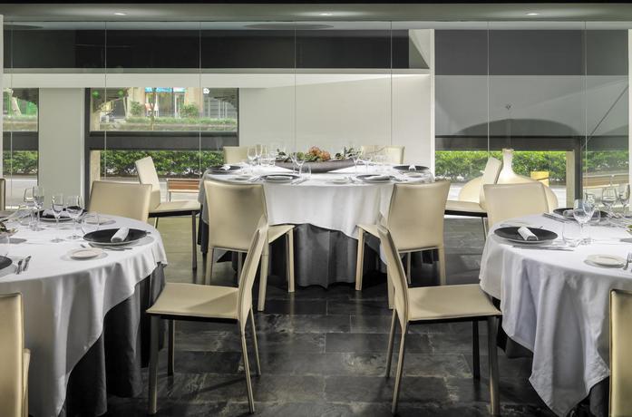 Imagen del bar/restaurante del Hotel H10 Casanova. Foto 2