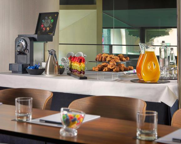 Imagen del bar/restaurante del Hotel H10 Casanova. Foto 3