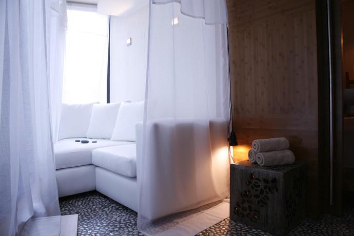 Imagen de los interiores del Hotel H10 Casanova. Foto 18