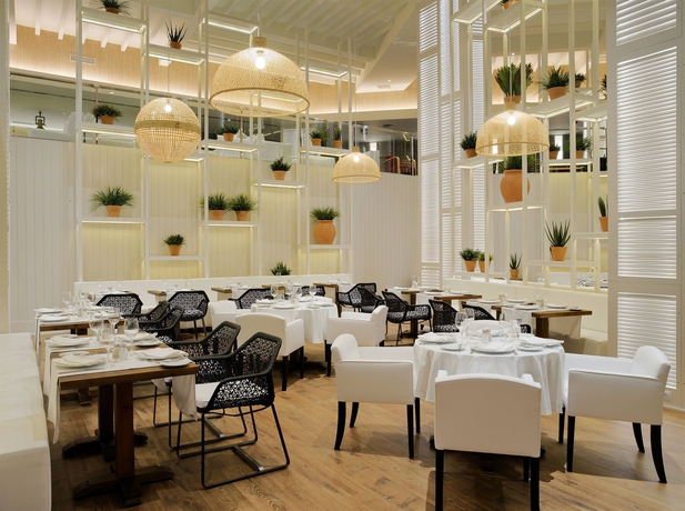 Imagen del bar/restaurante del Hotel H10 Conquistador. Foto 5