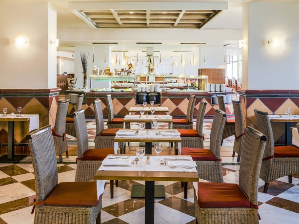 Imagen del bar/restaurante del Hotel H10 Conquistador. Foto 6