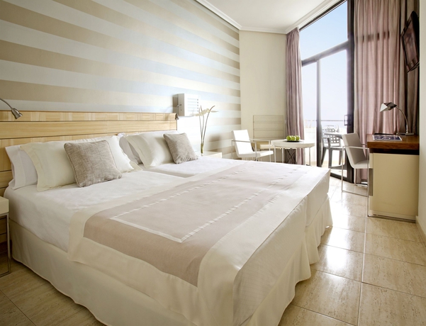 Imagen de la habitación del Hotel H10 Conquistador. Foto 10