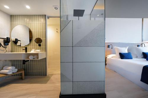 Imagen de la habitación del Hotel H10 Costa Mogán. Foto 18