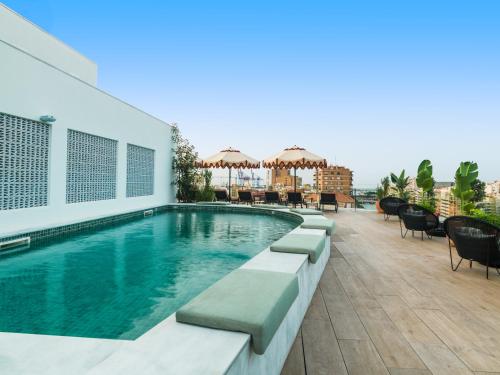 Imagen de la piscina del Hotel H10 Croma Malaga. Foto 11