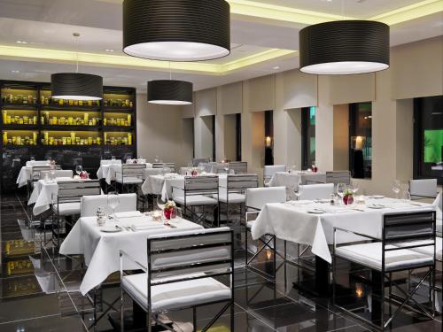 Imagen del bar/restaurante del Hotel H10 Ku'damm Lofts. Foto 2