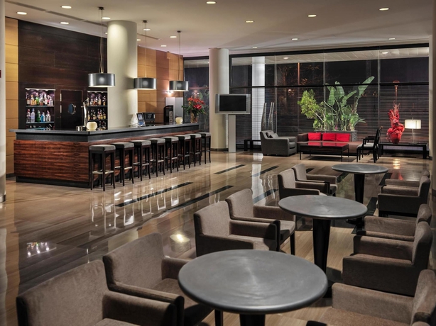 Imagen del bar/restaurante del Hotel H10 Marina Barcelona. Foto 3