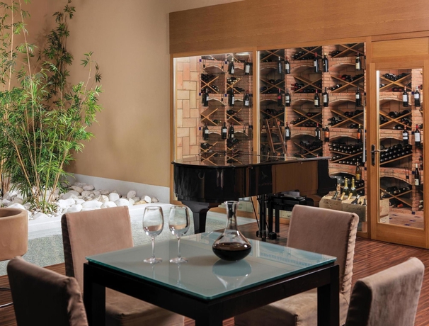 Imagen del bar/restaurante del Hotel H10 Marina Barcelona. Foto 4