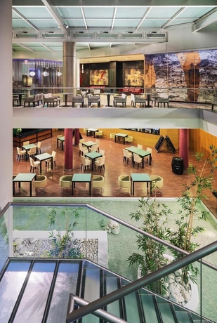 Imagen del bar/restaurante del Hotel H10 Marina Barcelona. Foto 5