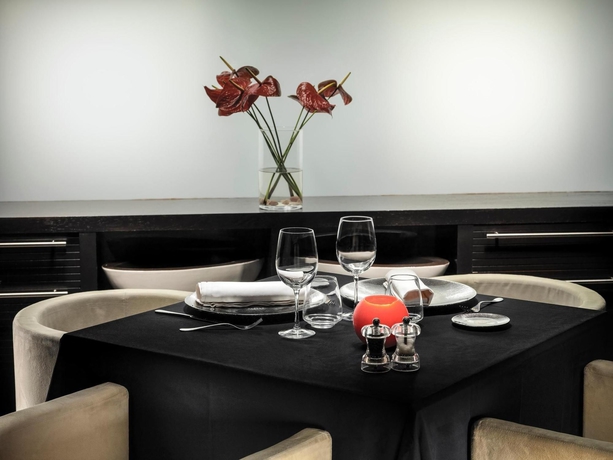 Imagen del bar/restaurante del Hotel H10 Marina Barcelona. Foto 6