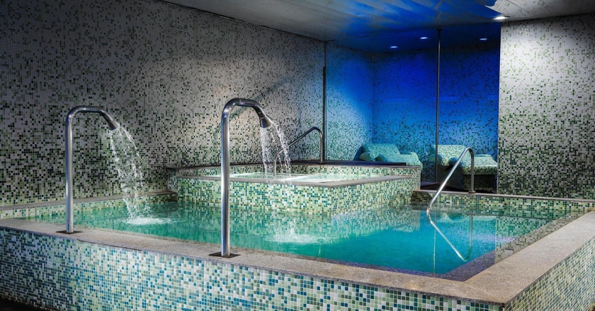 Imagen de la piscina del Hotel H10 Marina Barcelona. Foto 13