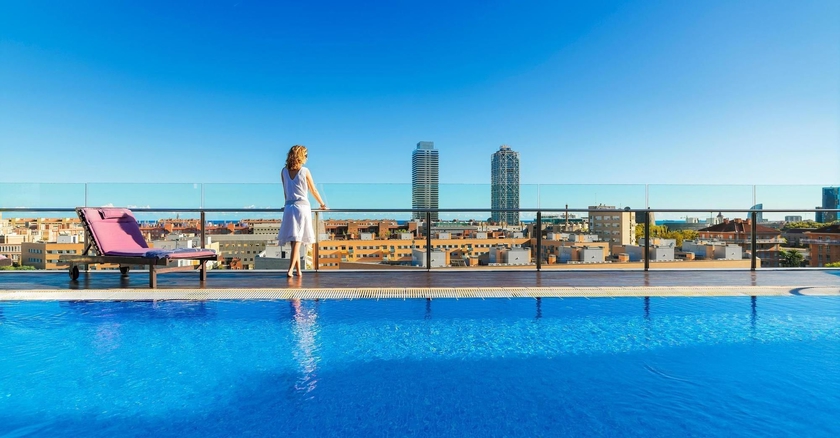 Imagen de la piscina del Hotel H10 Marina Barcelona. Foto 16