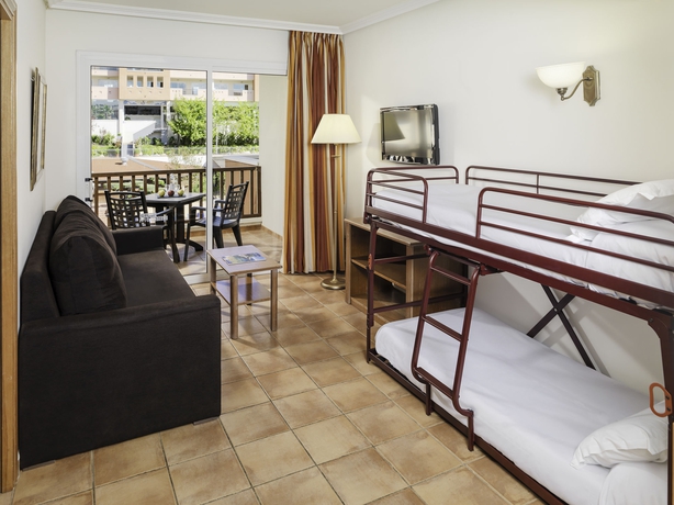 Imagen de la habitación del Hotel H10 Mediterranean Village. Foto 5