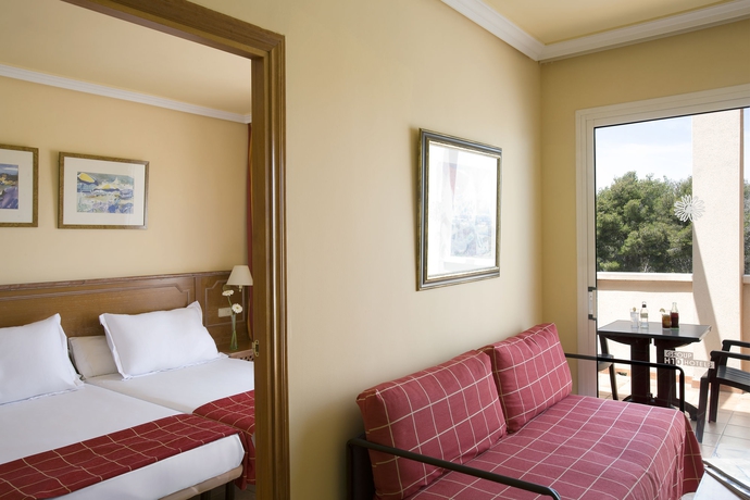 Imagen de la habitación del Hotel H10 Mediterranean Village. Foto 6