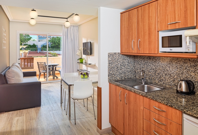 Imagen de la habitación del Hotel H10 Mediterranean Village. Foto 7