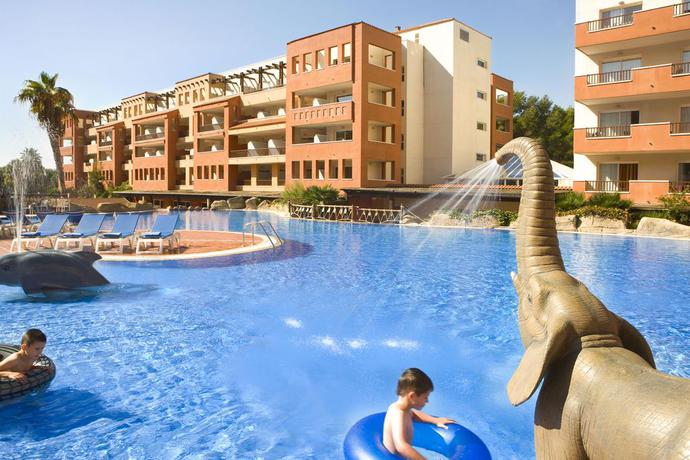 Imagen de la piscina del Hotel H10 Mediterranean Village. Foto 14
