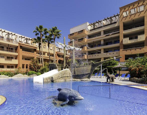 Imagen de la piscina del Hotel H10 Mediterranean Village. Foto 17