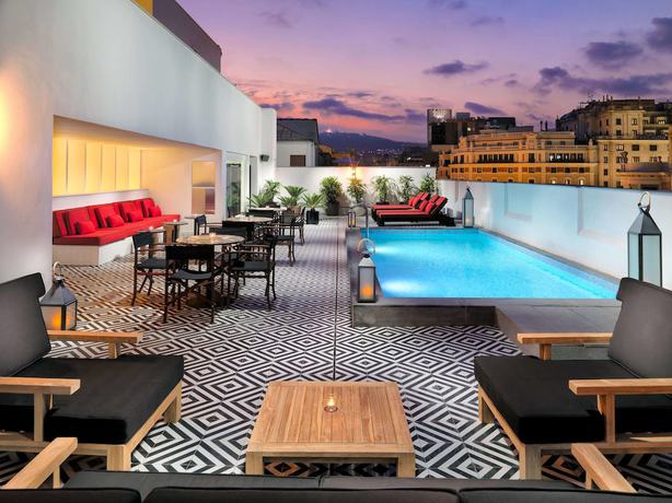 Imagen de la piscina del Hotel H10 Metropolitan. Foto 20