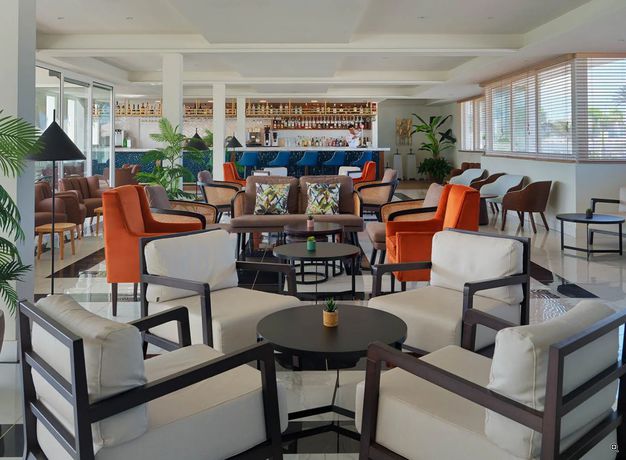 Imagen del bar/restaurante del Hotel H10 Ocean Suites. Foto 2