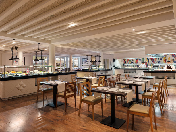 Imagen del bar/restaurante del Hotel H10 Ocean Suites. Foto 14