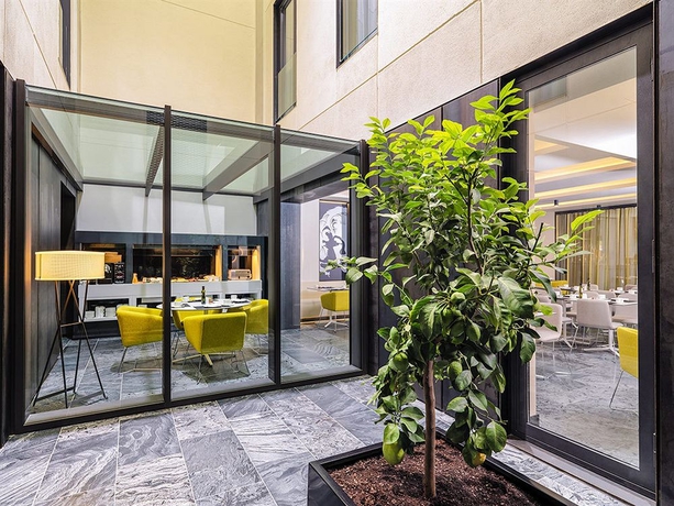 Imagen de los interiores del Hotel H10 Port Vell. Foto 14