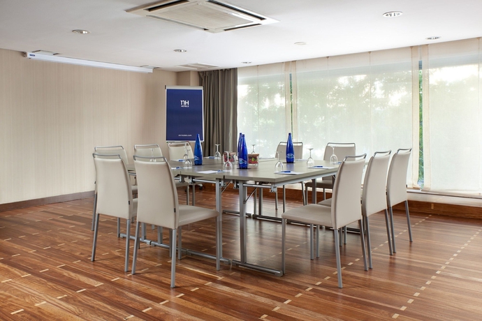 Imagen de los interiores del Hotel H10 Puerta De Alcalá. Foto 9