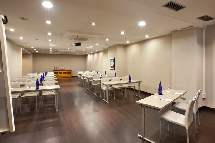 Imagen de los interiores del Hotel H10 Puerta De Alcalá. Foto 10