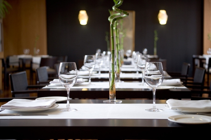 Imagen del bar/restaurante del Hotel H10 Puerta De Alcalá. Foto 1