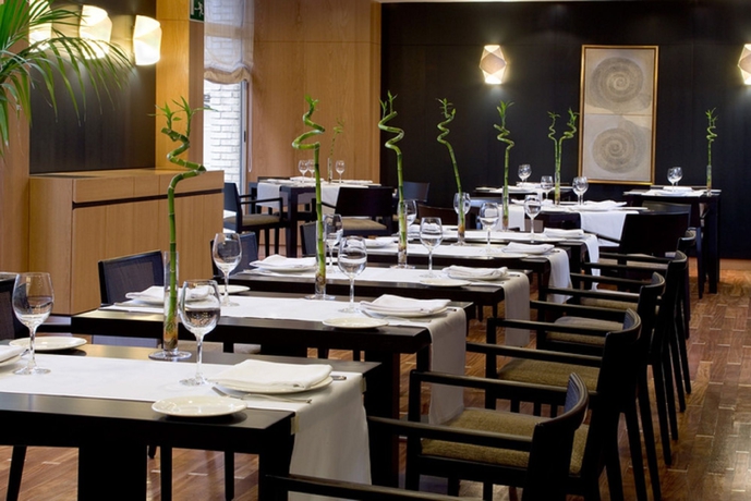 Imagen del bar/restaurante del Hotel H10 Puerta De Alcalá. Foto 4