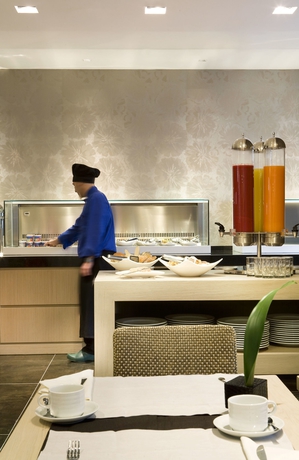 Imagen del bar/restaurante del Hotel H10 Roma Citta. Foto 6