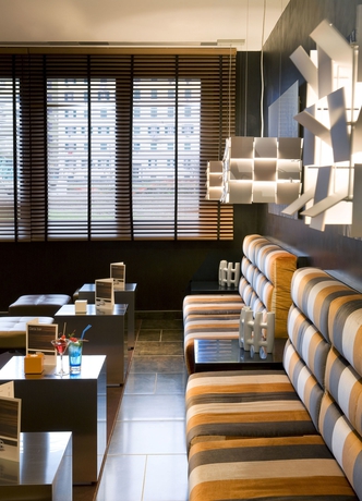 Imagen del bar/restaurante del Hotel H10 Roma Citta. Foto 10