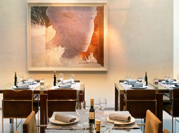 Imagen del bar/restaurante del Hotel H10 Universitat. Foto 4