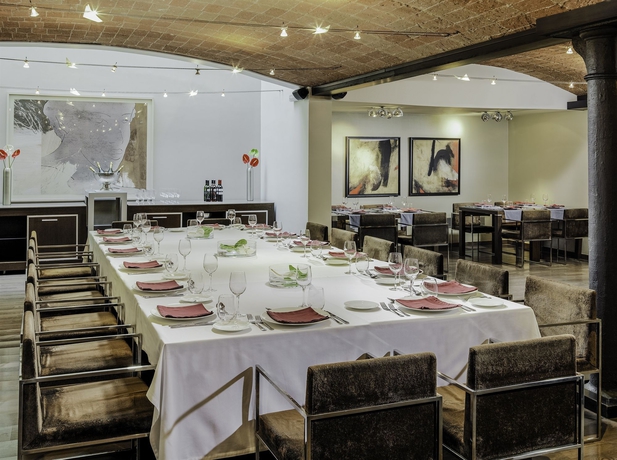 Imagen del bar/restaurante del Hotel H10 Universitat. Foto 6