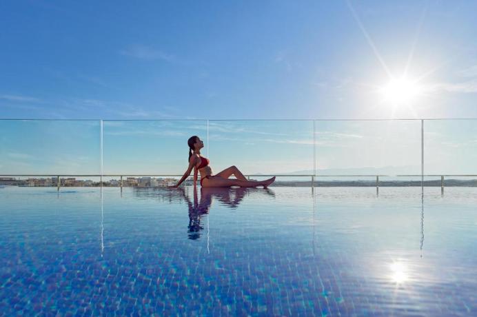 Imagen de la piscina del Hotel H10 Vintage Salou - Adults Only. Foto 32