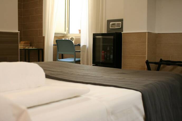 Imagen de la habitación del Hotel H22. Foto 17