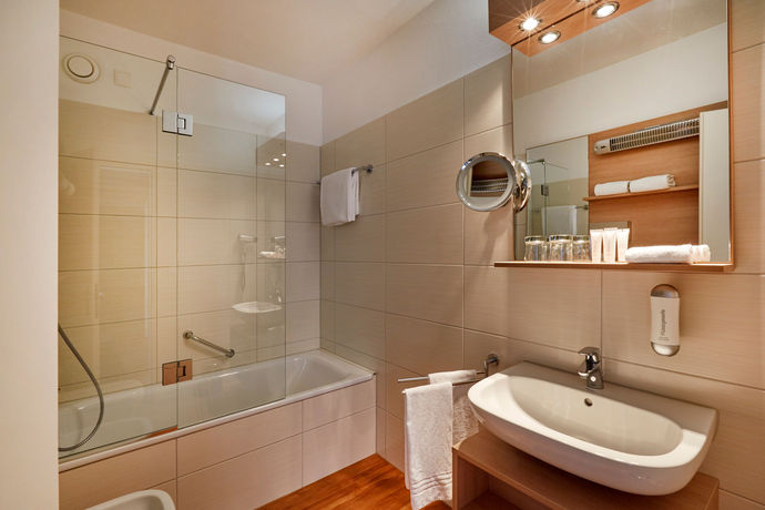 Imagen de la habitación del Hotel H4 Arcadia Locarno. Foto 7