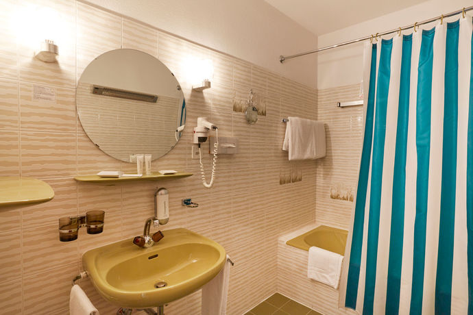 Imagen de la habitación del Hotel H4 Arcadia Locarno. Foto 8