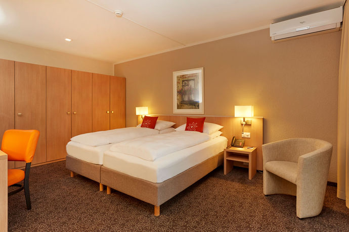 Imagen de la habitación del Hotel H4 Arcadia Locarno. Foto 9