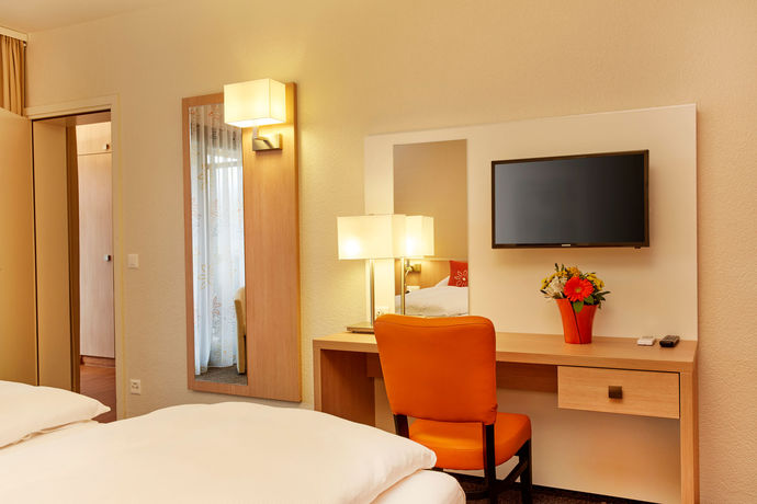 Imagen de la habitación del Hotel H4 Arcadia Locarno. Foto 10