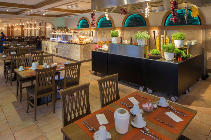 Imagen del bar/restaurante del Hotel H4 Arcadia Locarno. Foto 5