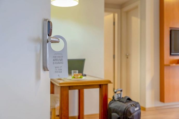 Imagen de la habitación del Hotel H4 Opera Jardins. Foto 13