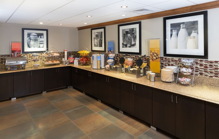 Imagen del bar/restaurante del Hotel HAMPTON INN AIRPORT/ GALLERIA MALL. Foto 2
